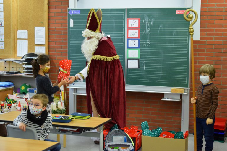 Der Nikolaus kommt in die Klassen 1a und b